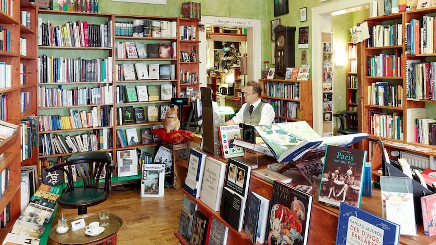 Jörg, der Besitzer von Büchers Best, im Inneren der Buchhandlung